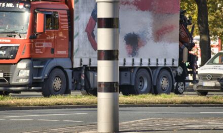 Silhouettenblitzer auf der Josef-Kardinal-Frings-Brücke installiert