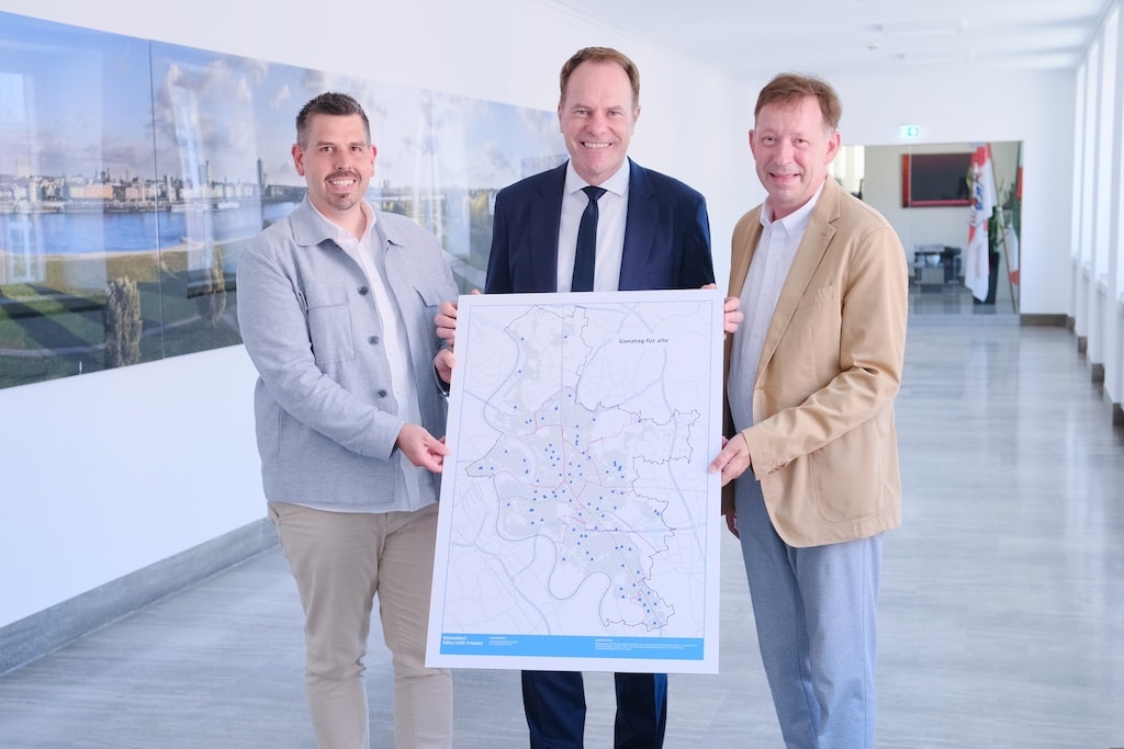 Oberbürgermeister Dr. Stephan Keller (m.), Stadtdirektor Burkhard Hintzsche (r.) und Thomas Schwindowski, stellvertretender Leiter des Amtes für Schule und Bildung, stellten am Freitag, 13. Juni 2025, die zentralen Inhalte und Vorhaben des Düsseldorfer Maßnahmenpaketes zur Umsetzung des Rechtsanspruches auf einen Ganztagsplatz in der Grundschule ab dem Schuljahr 2026/27 im Rathaus vor. © Landeshauptstadt Düsseldorf/Michael Gstettenbauer