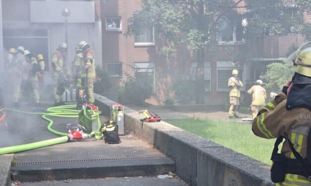 Kellerbrand in Mehrfamilienhaus – Feuerwehr Düsseldorf im Einsatz