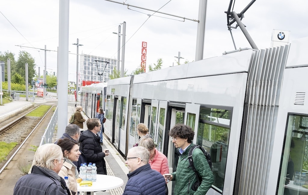 Till Ponath (l.), Bereichsleiter Marketing, Vertrieb und Produktentwicklung bei der Rheinbahn, erläutert den Gästen vom Runden Tisch Verkehr das Beteiligungsverfahren zu den neuen Niederflurbahnen. @ Rheinbahn Düsseldorf