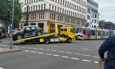 U‑Bahn kollidiert mit Auto – Wehrhahn-Linie vorübergehend gesperrt