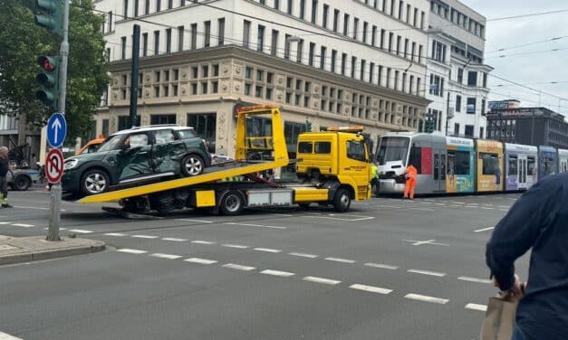 U‑Bahn kollidiert mit Auto – Wehrhahn-Linie vorübergehend gesperrt