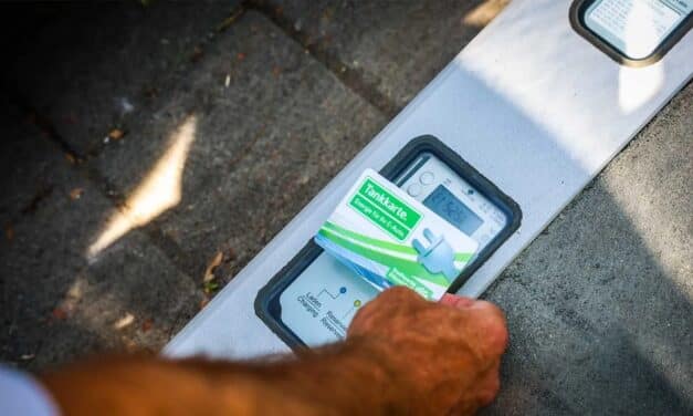 Technologie trifft Stadtentwicklung: Düsseldorf setzt mit Ladebordsteinen neuen Maßstab für E‑Mobilität