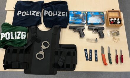 Altstadt/Stadtmitte – Mann in Polizei-T-Shirt beleidigt echte Polizisten – Strafanzeigen und Waffenfund