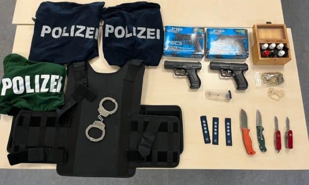 Altstadt/Stadtmitte – Mann in Polizei-T-Shirt beleidigt echte Polizisten – Strafanzeigen und Waffenfund