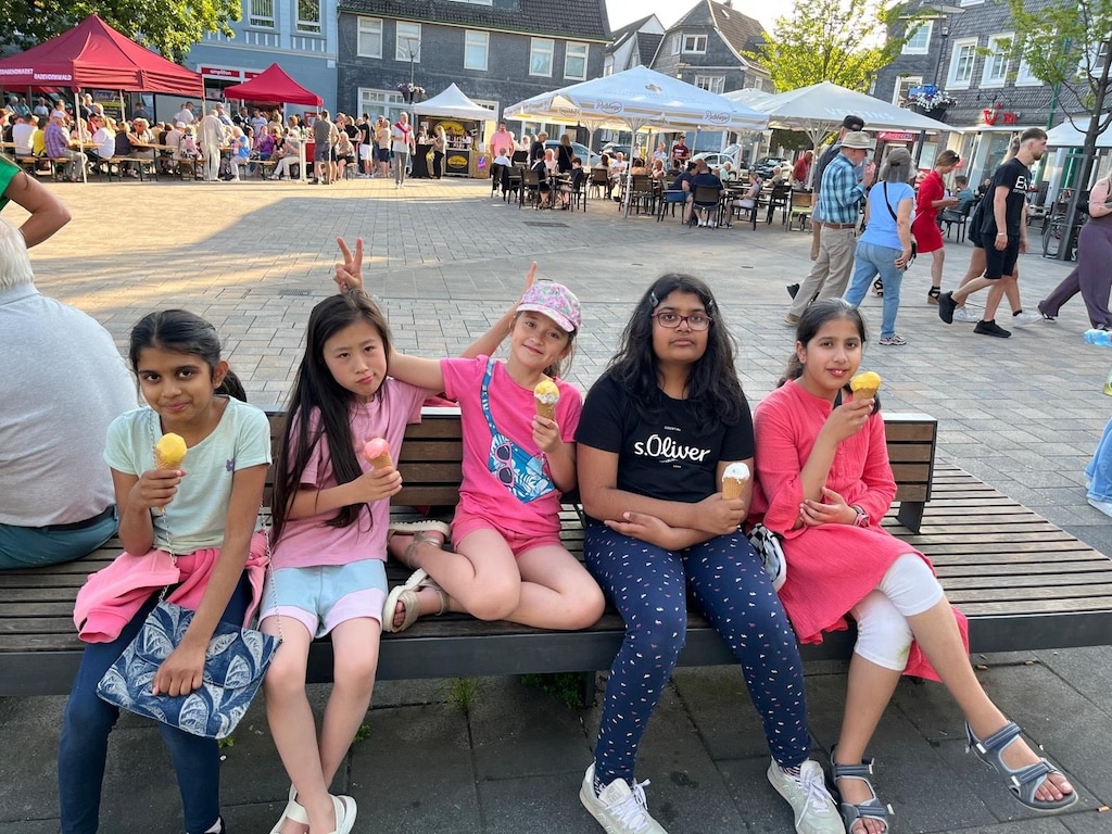 Die U12-Mädchen des Düsseldorfer Schachklubs feiern den perfekten Durchmarsch zur Deutschen Meisterschaft (v.l.n.r.): Yazhini Satheesh, Alice Shiqian Li, Anna Valentina Özdemir, Dharshini Satheesh und Vaishnevi Sharma © DSK