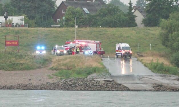 Kind im Rhein vermisst – Großeinsatz am Düsseldorfer Rheinufer