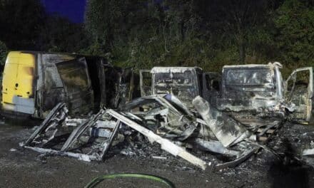 Drei Transporter bei nächtlichem Brand in Düsseldorf zerstört