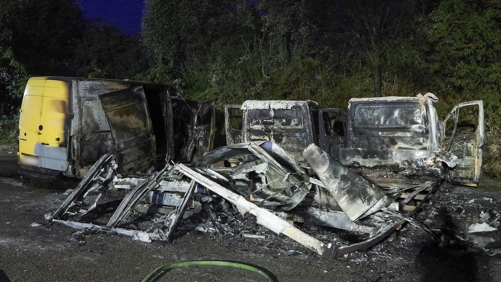 Drei Transporter brannten auf einem Parkplatz in voller Ausdehnung © Patrick Schüller