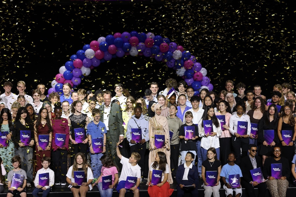 Oberbürgermeister Dr. Stephan Keller mit den "School Heroes" 2025. © Landeshauptstadt Düsseldorf/David Young