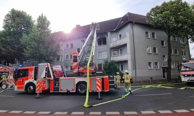 Wohnungsbrand in Düsseldorf-Hassels: Feuerwehr rettet mehrere Bewohner