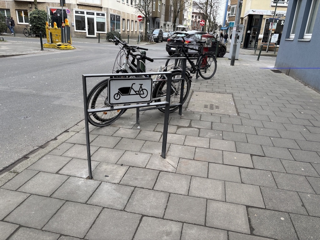 Rund 1.000 neue Fahrradabstellanlagen sind im Stadtgebiet entstanden - hier zum Beispiel Fahrradbügel an der Luisenstraße, die auch für Lastenräder geeignet sind. © Landeshauptstadt Düsseldorf/Amt für Verkehrsmanagement
