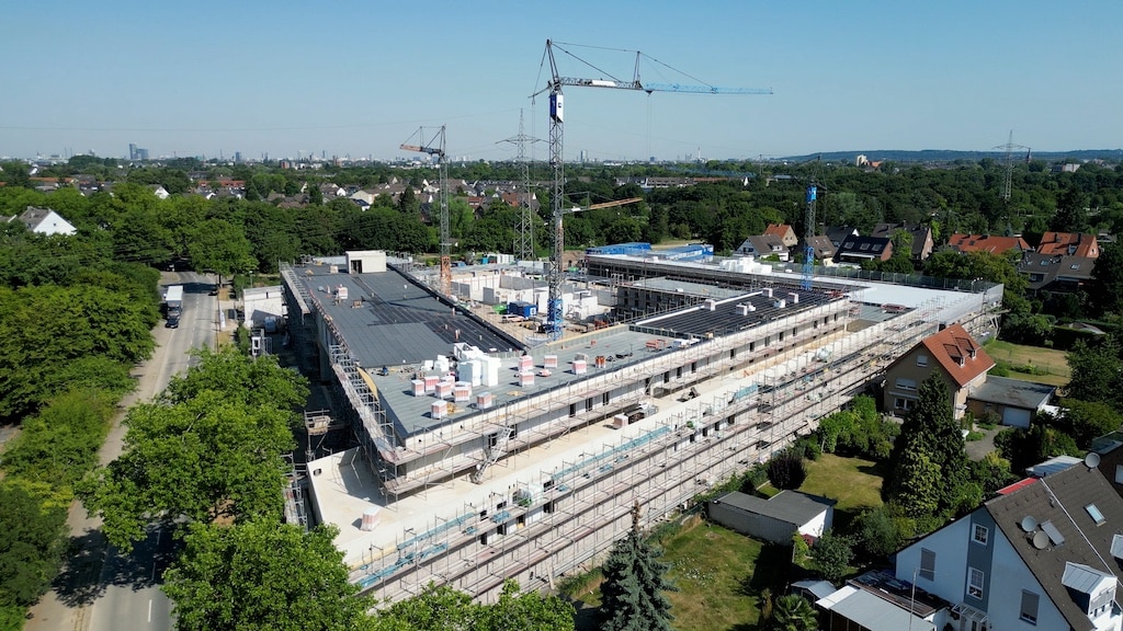 Der Rohbau steht! Am Mittwoch, 2. Juli 2025, ist das Richtfest f¸r den Neubau der Feuer-und Rettungswache 7 und den zentralen Betriebshof S¸d des Garten-, Friedhofs- und Forstamtes gefeiert worden © Landeshauptstadt Düsseldorf/Amt für Kommunikation