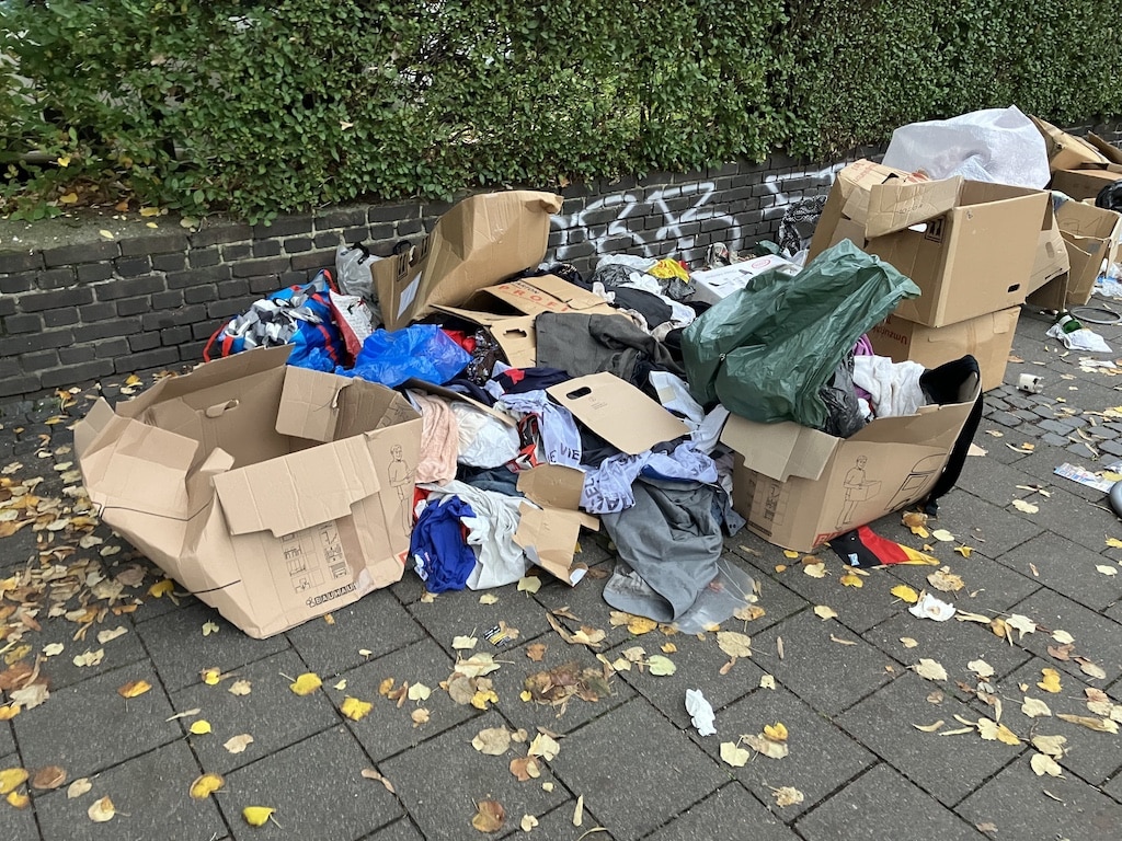 Gleich mehrere Bürgerinnen und Bürger hatten der Stadt über die App "Düsseldorf bleibt sauber" einen größeren Berg von Kartonagen und Altkleidern am Höherweg gemeldet. Auf den Verursacher kommen nun rund 900 Euro Bußgeld zu. © Landeshauptstadt Düsseldorf/Umweltamt