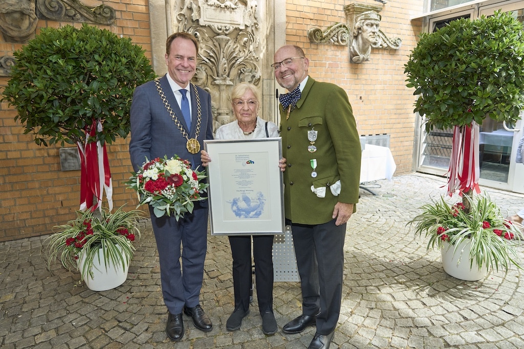 Oberbürgermeister Dr. Stephan Keller (l.) mit der geehrten Schaustellerin der Rheinkirmes Renate Wilmering und Schützenchef AStadt Düsseldorf/Claus Langerndreas-Paul Stieber ©