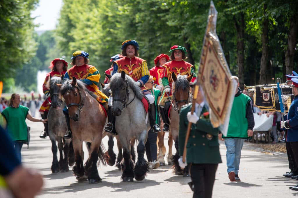 Parade auf der Jägerhoffallee © LB / Olaf Oidtmann