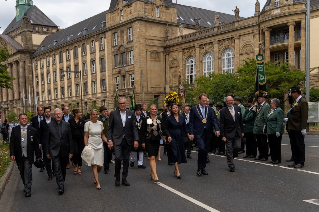 Abschreiten der Fron auf der Cecilienallee © LB / Olaf Oidtmann