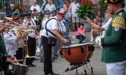 Feierlicher Zapfenstreich und Investitur am Düsseldorfer Rathaus – Auftakt zur Rheinkirmes