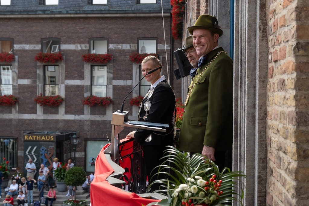 Oberbürgermeister Stephan Keller, Schützenchef Andreas Paul Stieber und Regimentskönigin Michèle Locker © LB / Olaf Oidtmann