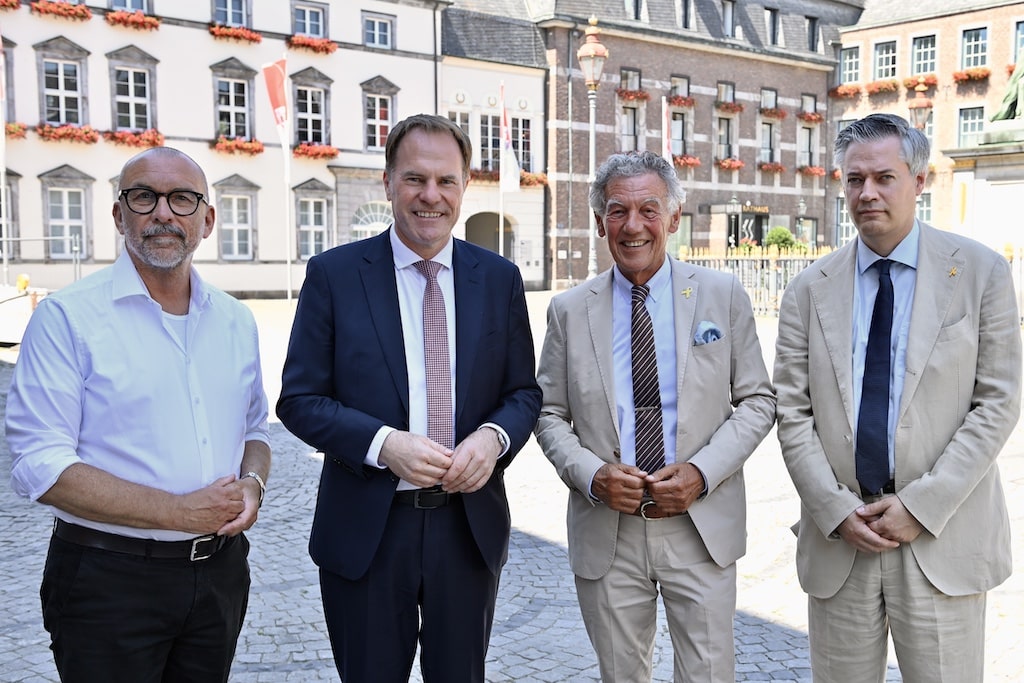 (V. l.) Bert Römgens, Direktor der Jüdischen Gemeinde Düsseldorf, Oberbürgermeister Dr. Stephan Keller, der Antisemitismusbeauftragte Wolfgang Rolshoven sowie Dr. Bastian Fleermann, Leiter der Mahn- und Gedenkstätte © Lokalbüro