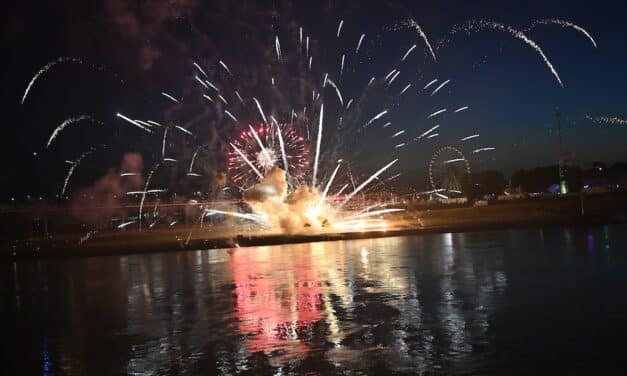 Explosionen beim Feuerwerk: Ursache für Kirmes-Unfall weiter unklar