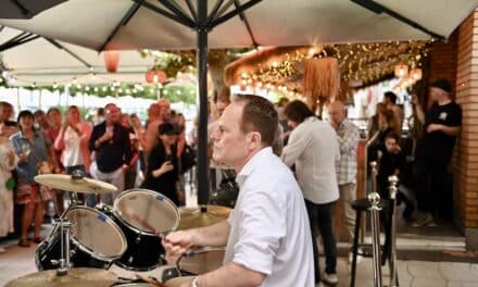 Ein lauer Sommerabend mit Theo Fitsos und OB Dr. Stephan Keller auf der Ufer 8‑Terrasse