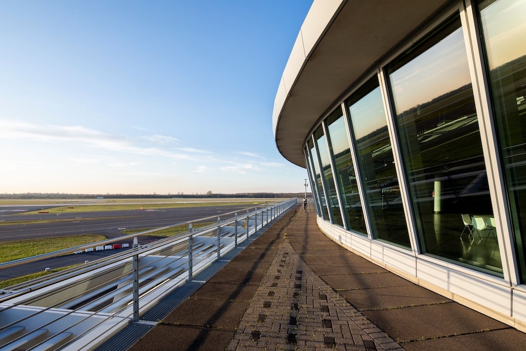 Gute Aussichten: Der Flughafen Düsseldorf öffnet in den NRW-Sommerferien die Terrasse am Bahnhof „Düsseldorf Flughafen“ an sechs Terminen für Besucherinnen und Besucher. Foto: Flughafen Düsseldorf / Andreas Wiese