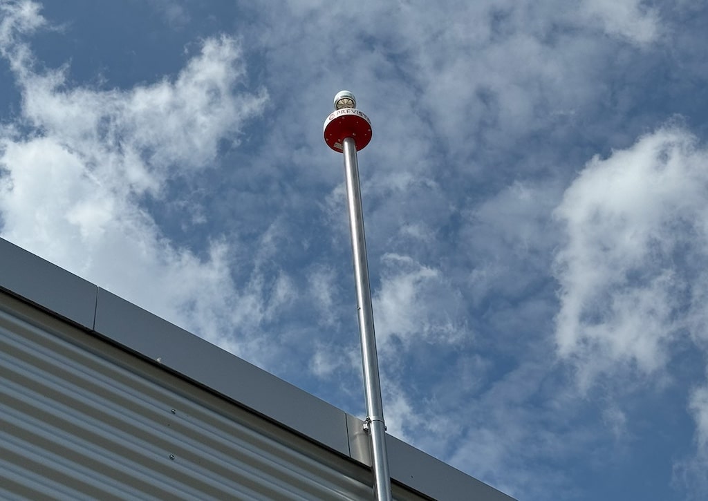 Einer von drei neuen Feldmühlensensoren am Flughafen Düsseldorf. Die Geräte messen die elektrische Feldstärke in der Atmosphäre. © Flughafen Düsseldorf