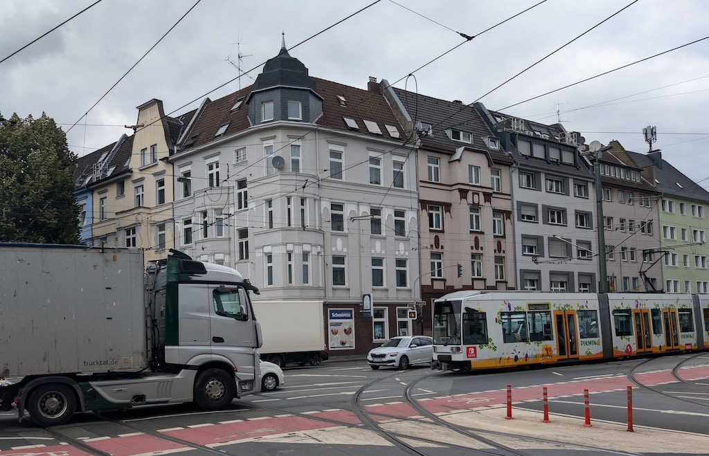 Von Verkehrslärm hochbelasteter Straßenabschnitt in Düsseldorf, hier: Straße Auf’m Hennekamp in Bilk.© Landeshauptstadt Düsseldorf