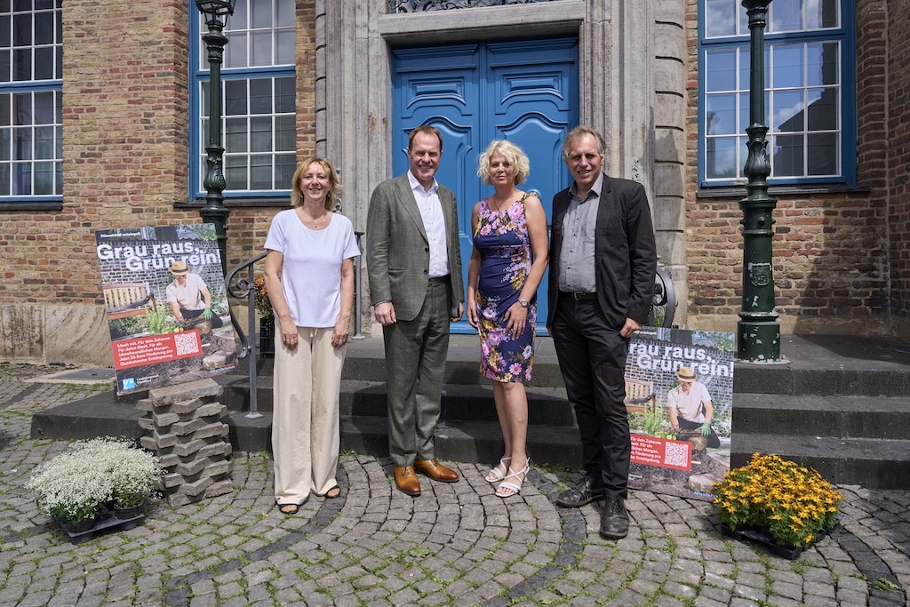 Oberbürgermeister Dr. Stephan Keller (2.v.l.) stellte die neue Kampagne gemeinsam mit Mobilitäts- und Umweltdezernent Jochen Kral sowie Renate Böhm (l.), Vorsitzende Verein Pro Düsseldorf, und Nachhaltigkeitsmanagerin Marita Krüssel, Investor Relations und Nachhaltigkeit bei der Provinzial, vor. © Landeshauptsadt Düsseldorf/Claus Langer