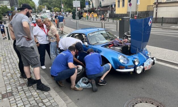 Mühlenstraße: Hubanlage beschädigt wertvollen Oldtimer schwer