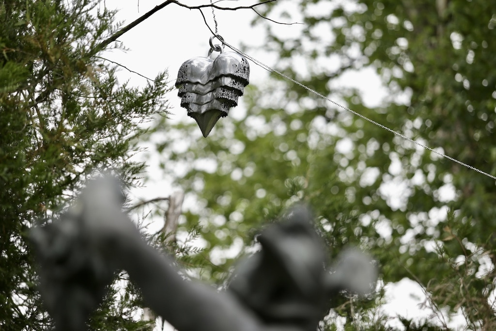 Kunstwerk Lady‘s Glove“ von Mimosa Echard. Schade, alles ist abgeräumt. Die Kunstwerke im Lantz’schen Park sind weg © Stadt Düsseldorf