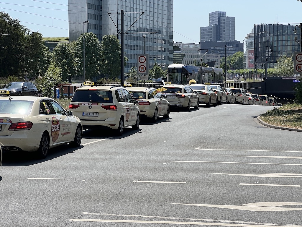 Taxifahrer in Düsseldorf protestieren mit Autokorso © Lokalbüro