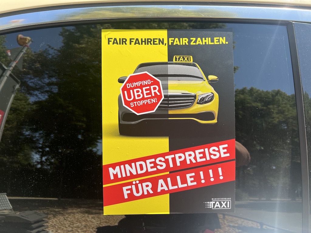Taxifahrer in Düsseldorf protestieren mit Autokorso © Lokalbüro