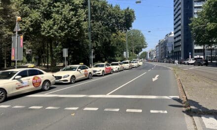 Taxifahrer in Düsseldorf protestieren mit Autokorso gegen Fahrdienste wie&nbsp;Uber