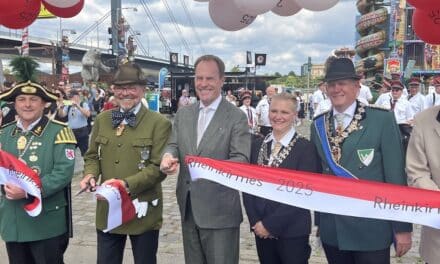 Rheinkirmes 2025 feierlich eröffnet – OB Keller sticht erstes Fass&nbsp;an