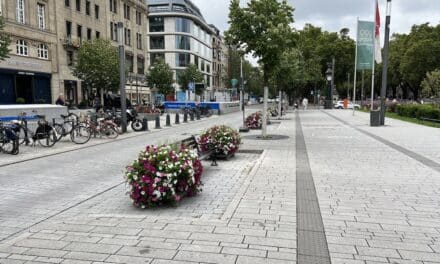 Corneliusplatz jetzt autofrei – Blumen statt Parkplätze