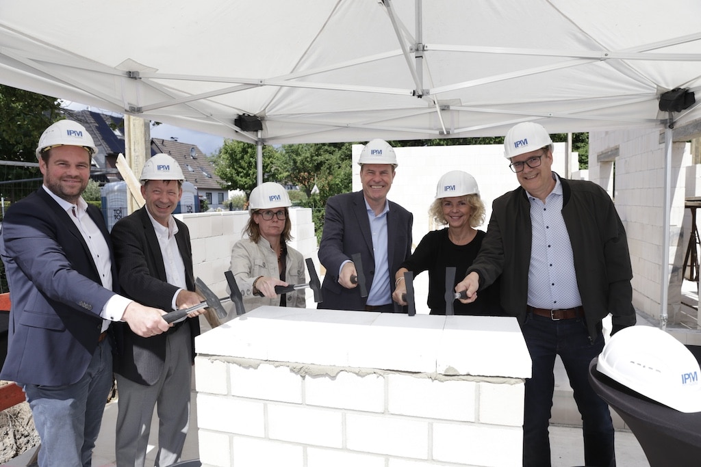 Bei der Grundsteinlegung (v.l.): Michael Köhler, IPM-Geschäftsführer, Stadtdirektor Burkhard Hintzsche, Kita-Leiterin Tanja Hoffmann, Oberbürgermeister Dr. Stephan Keller, Anja Kolb-Bastigkeit, Amt für Soziales und Jugend, sowie Thorsten Graeßner, IPM-Aufsichtsrat. © Landeshauptstadt Düsseldorf/Ingo Lammert