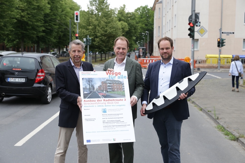 Offizieller Bauauftakt zur Radleitroute 2 an der Hansaallee mit (v.l.) Holger Odental, stellvertretender Leiter des Amtes für Verkehrsmanagement, Oberbürgermeister Dr. Stephan Keller und Michael Köhler, IPM. © Landeshauptstadt Düsseldorf/Ingo Lammert