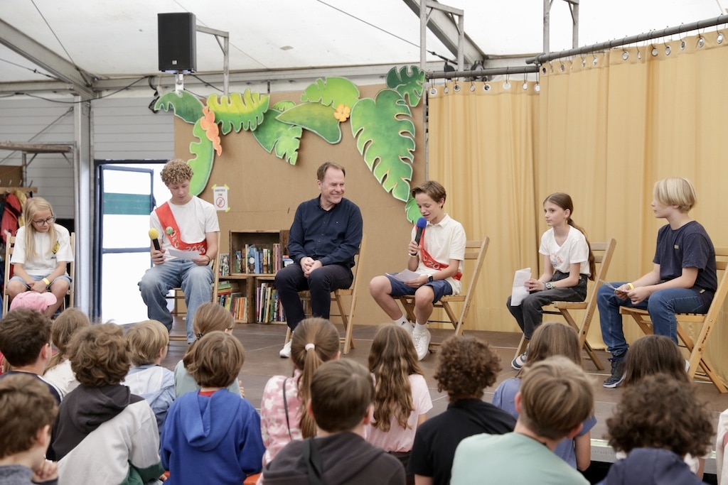 Oberbürgermeister Dr. Stephan Keller beantwortete beim Besuch im Düsseldörfchen die Fragen der Kinder und Jugendlichen. © Landeshauptstadt Düsseldorf/Ingo Lammert