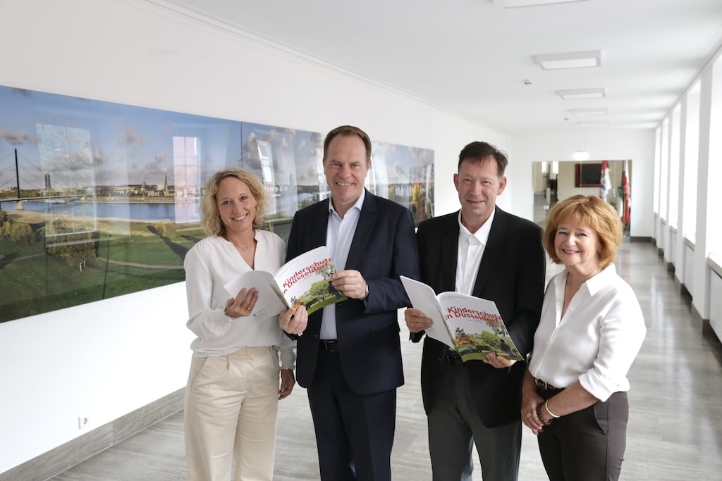 (v.l.) Daniela Schmitt, Sachgebietsleitung 24-Stunden Kinderschutzdienst, Oberbürgermeister Dr. Stephan Keller, Stadtdirektor Burkhard Hintzsche, und Renate Schäfer-Sikora, stellvertretende Leiterin des Amtes für Soziales und Jugend, stellten die neue Broschüre "Kinderschutz in Düsseldorf" vor. © Landeshauptstadt Düsseldorf/Ingo Lammert