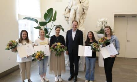 OB Keller zeichnet vier couragierte Lebensretterinnen im Rathaus aus