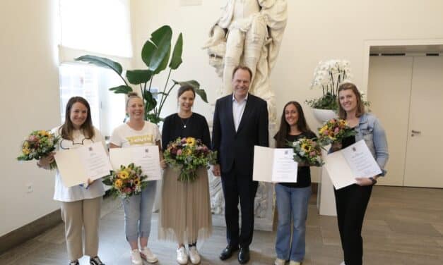 OB Keller zeichnet vier couragierte Lebensretterinnen im Rathaus aus