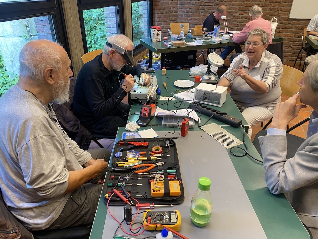 Eine muntere Truppe trifft sich bereits zum 6. Mal im Reparaturcafé Foto: Privat