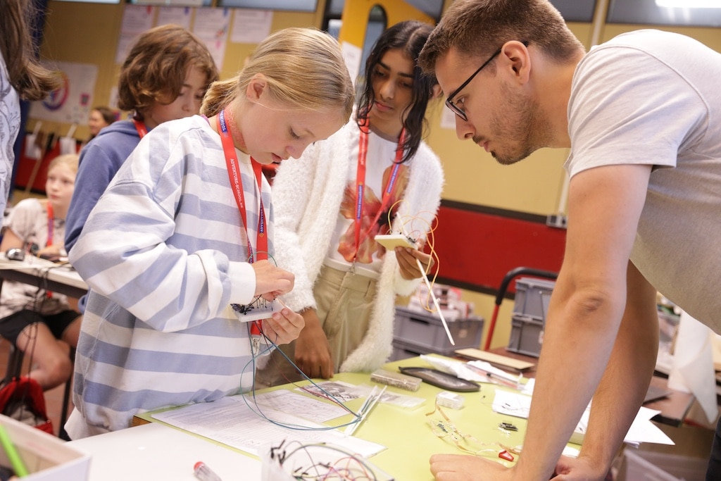 Hintzsche besucht die Adventure School an der Lore-Lorentz-Schule, © Landeshauptstadt Düsseldorf/Ingo Lammert
