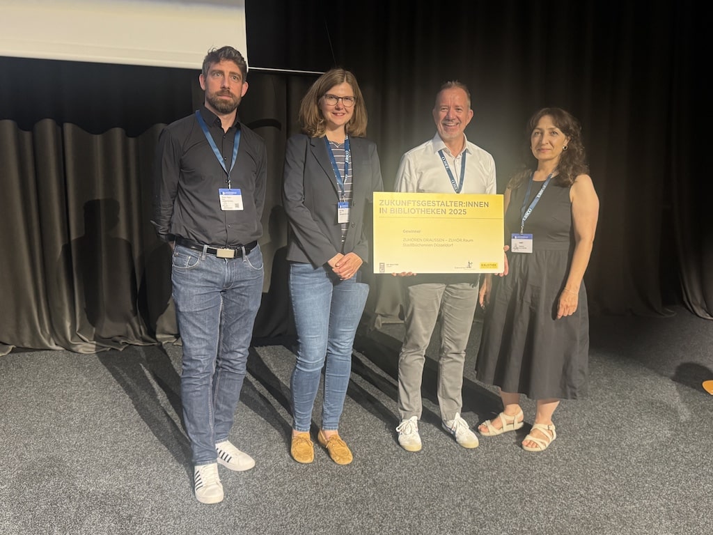 (V. l.) Florian Hoppe, Jurymitglied, de Gruyter Verlag, Anja Weng, Jurymitglied, Zentralbibliothek Z¸rich, Stephan Schwering, Leiter Zentralbibliothek KAP1, sowie Mehrandokht Feizi, Initiative "ZUH÷REN.Drauﬂen" D¸sseldorf und Betreuerin" ZUH÷R.Raum" Zentralbibliothek © Stadtbüchereien Düsseldorf