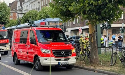 Verkehrsunfall auf der Luegallee: Pkw kollidiert mit Straßenbahn – Vier Verletzte und erhebliche Verkehrsbehinderungen