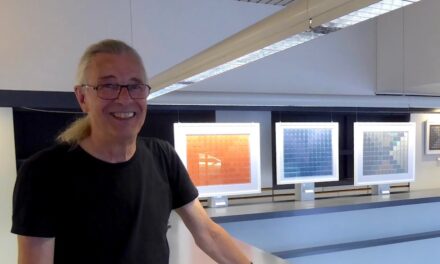 Wellenmosaik aus Wellpappe im Off‑Space Düsseldorf