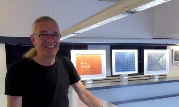 Wellenmosaik aus Wellpappe im Off‑Space Düsseldorf