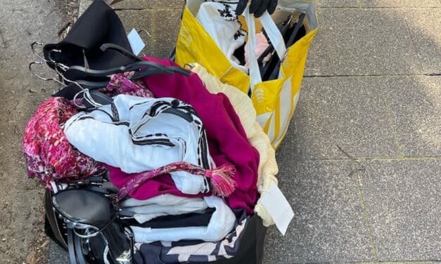Zivilfahnder nehmen Ladendiebe in der Stadtmitte auf frischer Tat fest – Beute an Modegeschäft zurückgegeben
